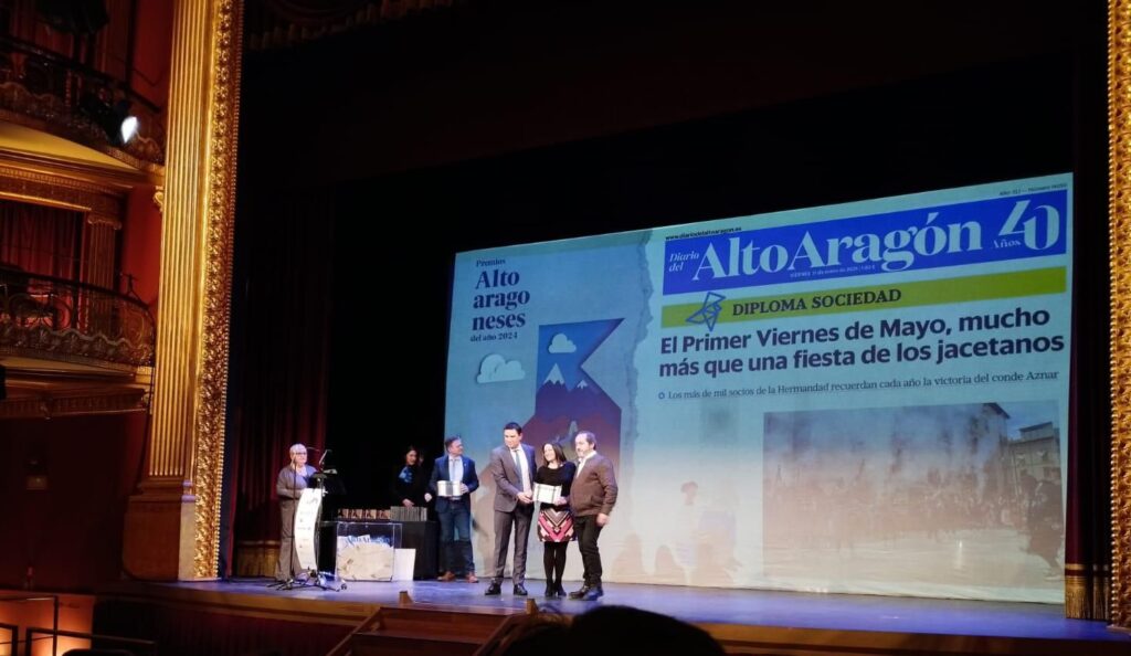 La Hermandad del Primer Viernes de Mayo, recogió el pasado fin de semana el diploma acreditativo en la gala de los Premios a los "Altoaragoneses del año" del Diario del Altoaragón.